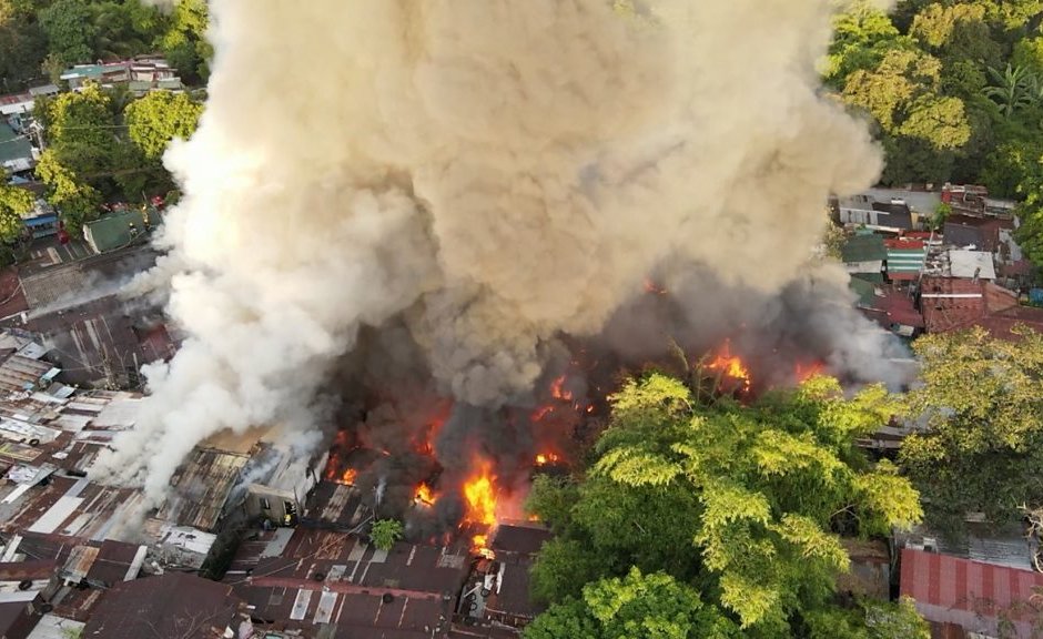 Поне осем жертви на пожар във Филипините