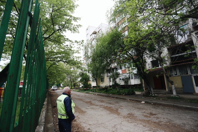 Мъжът, който се барикадира в апартамента си в София, все още не се е предал на полицията