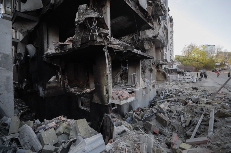 Поразената от руска ракета в четвъртък жилищна сграда в Киев, Сн. ЕПА/БГНЕС