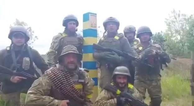 Украински военни се снимат до възстановения граничен стълб