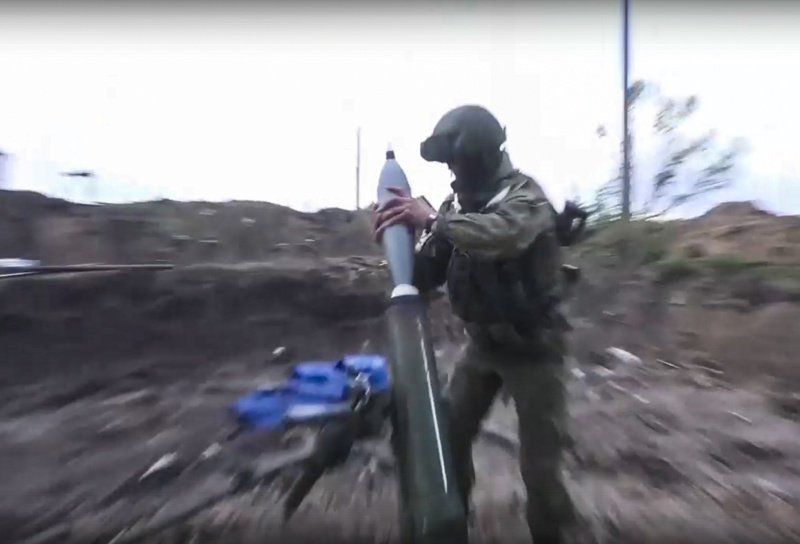 Войник от руската армия се готви за атака в района на Харков. Снимка ЕПА/БГНЕС