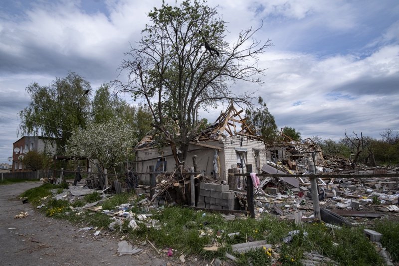 Разрушени къщи в селището Слатино в района на Харков, Сн. ЕПА/БГНЕС