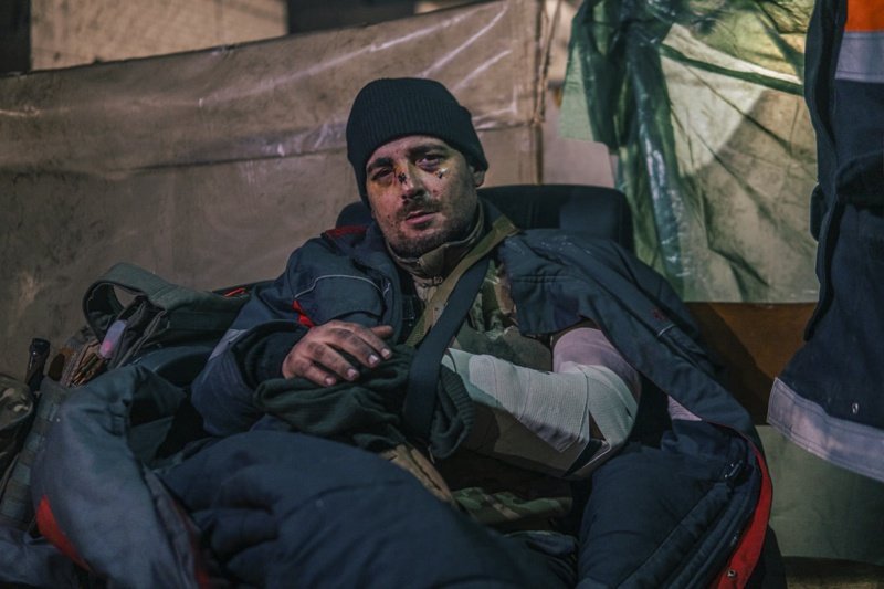 Ранен украински защитник на "Азовстал". Снимка ЕПА/БГНЕС