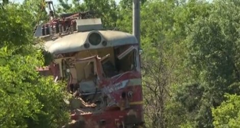 Трима загинаха при удар на влак и камион край Димово