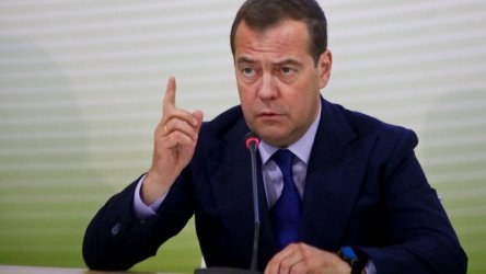Бившият президент Медведев е олицетворение на повратите, през които преминава Русия