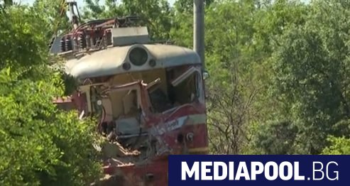 Трима души загинаха при удар на пътнически влак и тежкотоварен