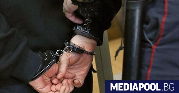 Трима са обвинени за побоя на полицай в Самоков Това