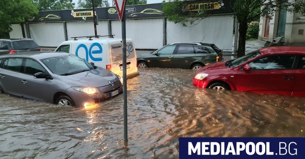 Силна буря вилня в София привечер наводни мазета жилища заведения