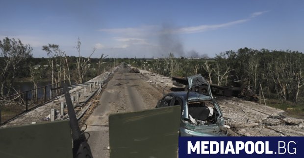 Руски сили са взривили мост свързващ украинския град Северодонецк с