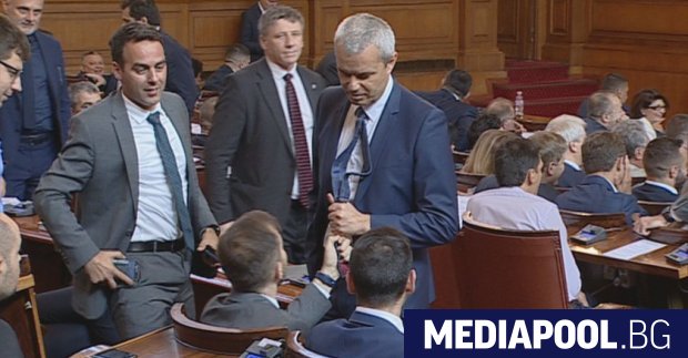 Депутатите Костадин Костадинов от Възраждане и Искрен Митов от Продължаваме