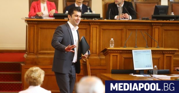 В нов сблъсък влязоха в парламента премиерът Кирил Петков и