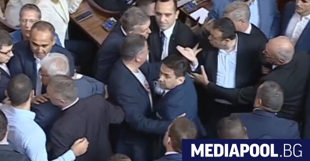 Депутатите отново стигнаха дофизически сблъсъци в парламента като повод този