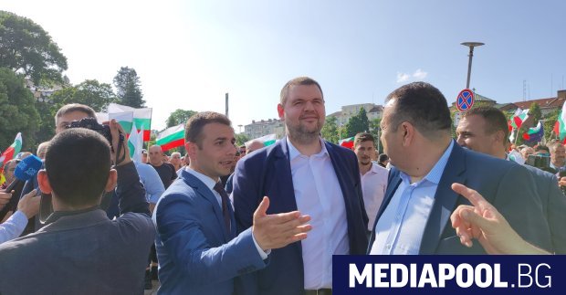 Антиправителствен протест събра привърженици на ДПС и Възраждане при служебния