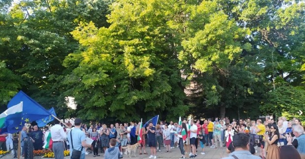 Митинги в подкрепа на правителството на Кирил Петков се проведоха