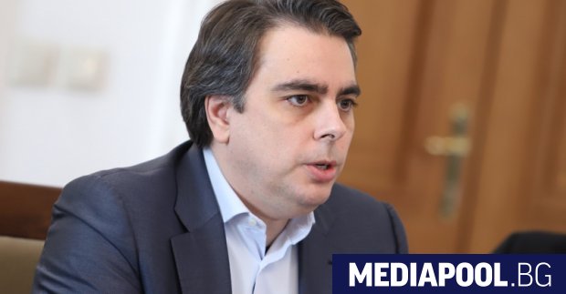 Депутати от различни партии в бюджетната комисия в Народното събрание