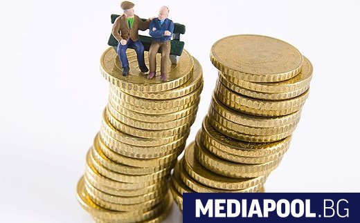 Правителството предлага две увеличения на пенсиите тази година от