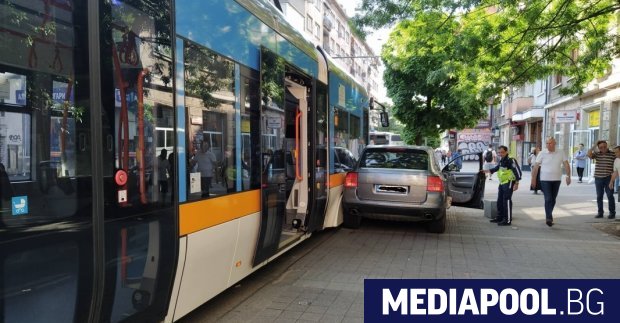 Джип и трамвай се удариха на улица Граф Игнатиев в