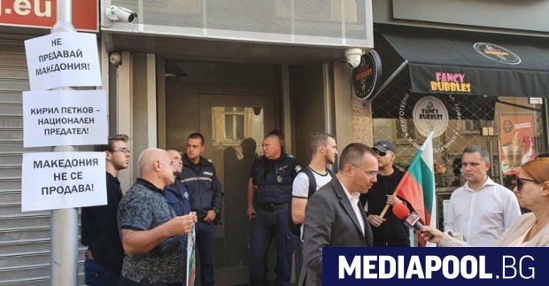 Членове и симпатизанти на ВМРО блокираха дома на премиера Кирил Петков