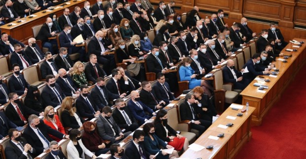 Парламентът ще се събере днес на редовно заседание след вчерашното