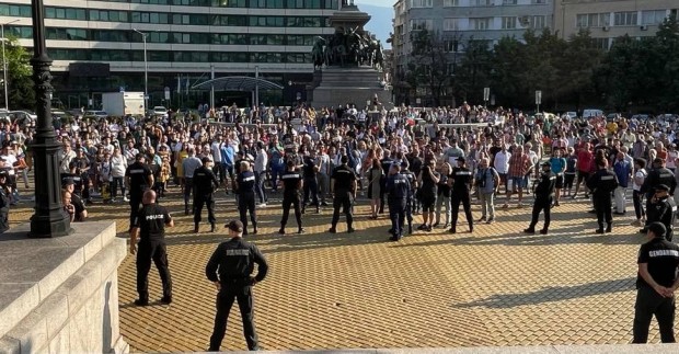 Стотици български граждани обградиха сградата на парламента и блокираха движението