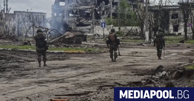 Руските сили продължават интензивния обстрел срещу ключовия град в Луганска