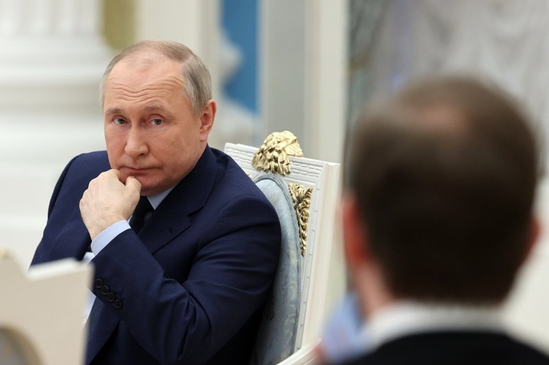 Путин се е вкопчил в подобие на нормалност, докато войната му неумолимо продължава