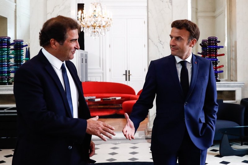 Еманюел Макрон се среща с председателя на "Републиканците" Кристиан Жакоб (ляво), Сн. ЕПА/БГНЕС