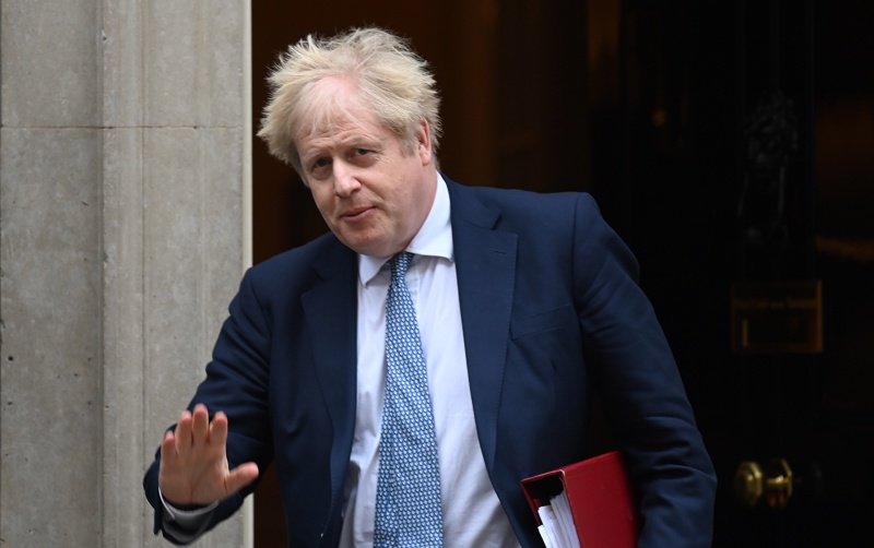 Британският премиер Борис Джонсън оцеля при вот на доверие