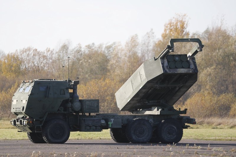 Високомобилни артилерийски ракетни системи HIMARS на летището в Рига, Латвия, по време на учения през октомври 2021 г. Снимка: ЕПА/БГНЕС