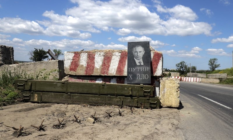 Каменен блок, наподобяващ надгробна плоча на Владимир Путин, е поставена на пътен КПП близо до фронтовата линия в Донецк. Снимка: ЕПА/БГНЕС