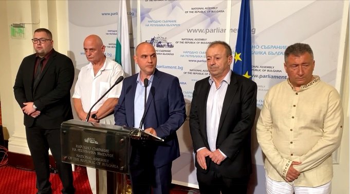 Георги Георгиев (в средата) обяви резултатите от явяваните си на полиграф