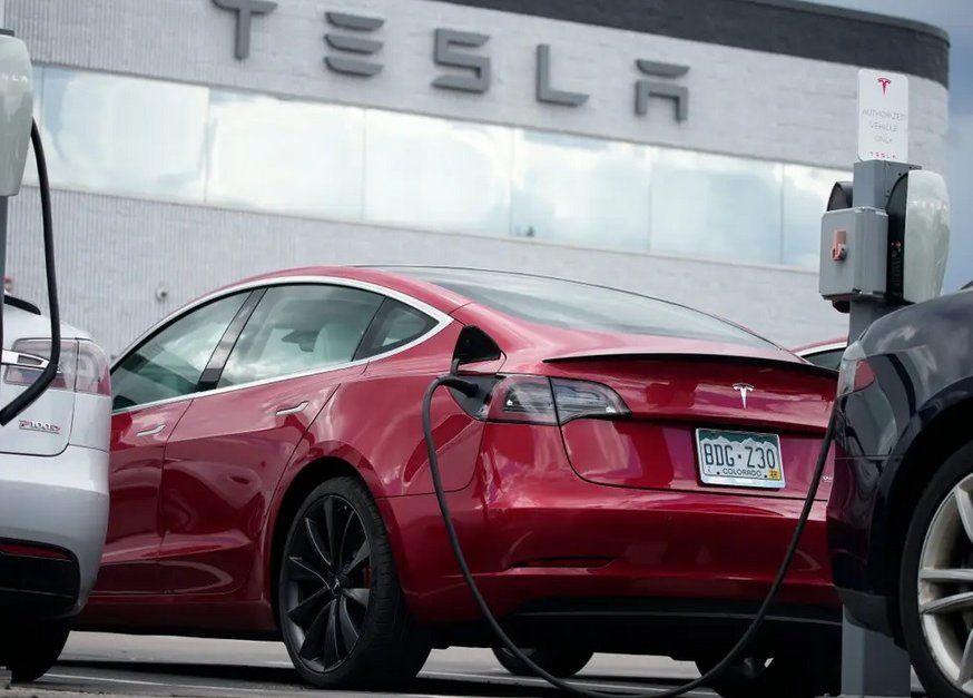 Tesla вдига цените на електромобилите си