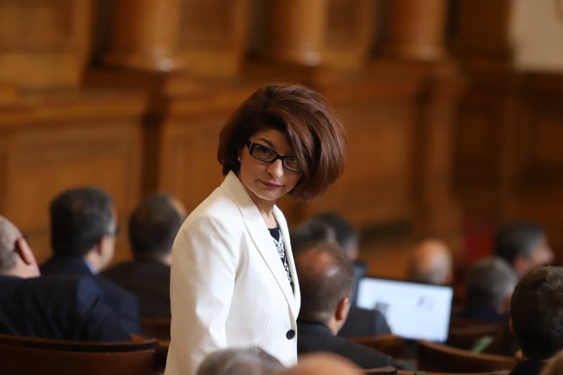 Десислава Атанасова аргументира искането за комисията, сн. БГНЕС