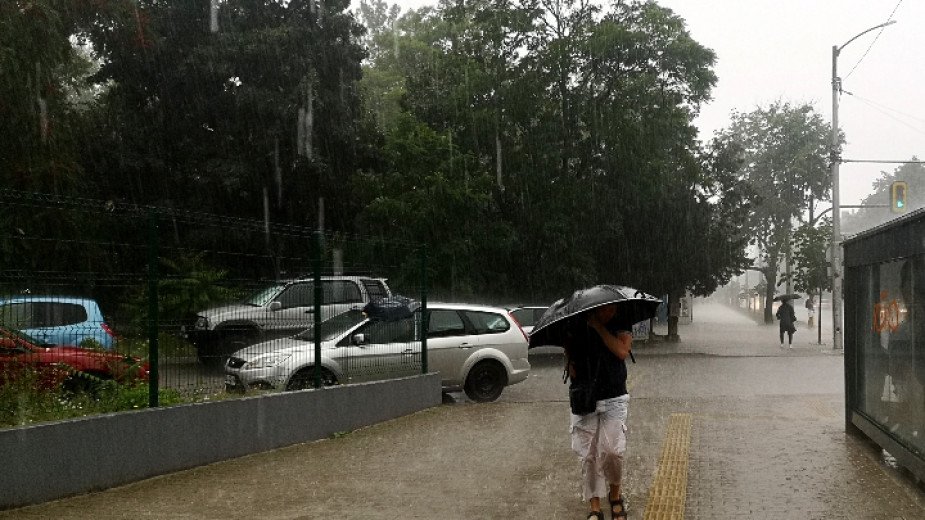 Бурята в София наводни подлези