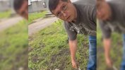 Мъж размаха нож пред деца и спука топката им (видео)