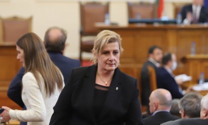 Елена Гунчева няма да напуска парламента, остава като независим депутат
