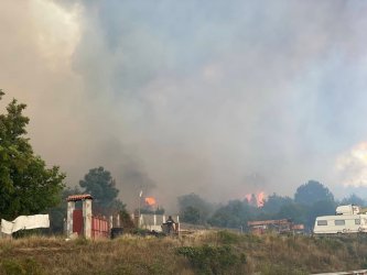Пожар гори в близост до две бензиностанции край Казанлък