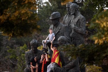 "От македонец българин не става". Протестите в Скопие продължават с блокади