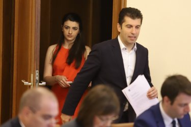 ПП ще обяви новия си кандидат за премиер. Чакат Кирил Петков в парламента