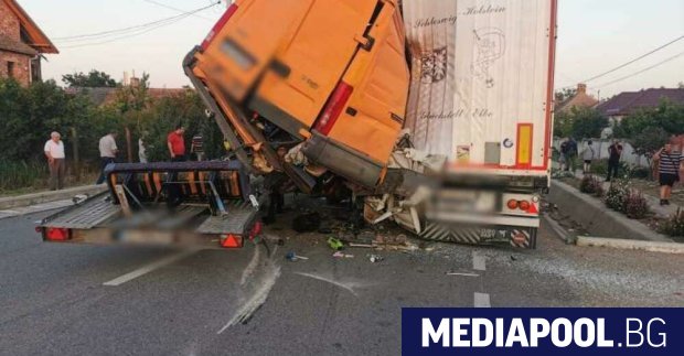 Двама българи са загинали а четирима са ранени при пътен