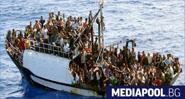 Италианският боен флот започна да премества първите 600 мигранти от