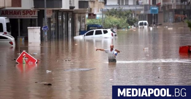 Проливни дъждове предизвикаха големи наводнения в Северна Турция, предаде турската