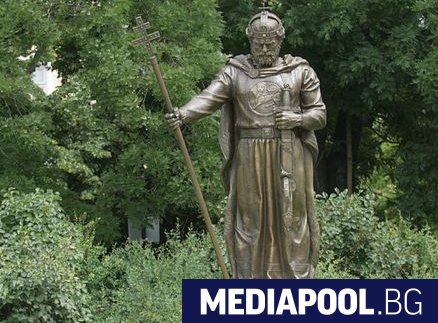 Светещите очи на паметника на цар Самуил до столичната църква