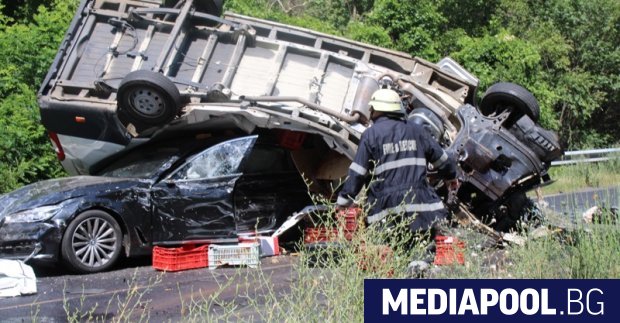 Двама души са загинали при катастрофа между товарен автомобил микробус