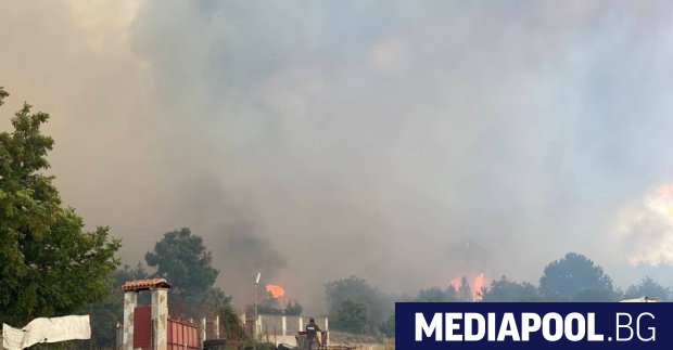 Пожар гори в близост до две бензиностанции край Казанлък, на