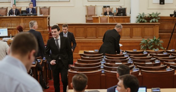 Депутатите изслушват извънредно премиера в оставка Кирил Петков и министъра