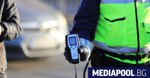 Пияна щофьорка без книжка е блъснала патрулка с крадена кола