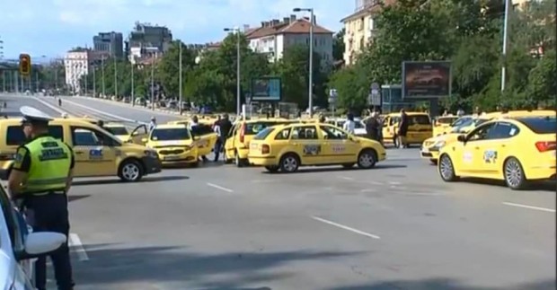 Таксиметрови шофьори блокираха движението при кръстовището на булевардите Черни връх
