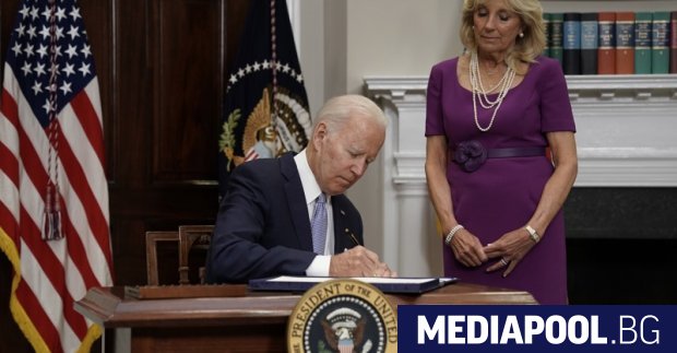 Американският президент Джо Байдън подписа закон за по строг контрол върху