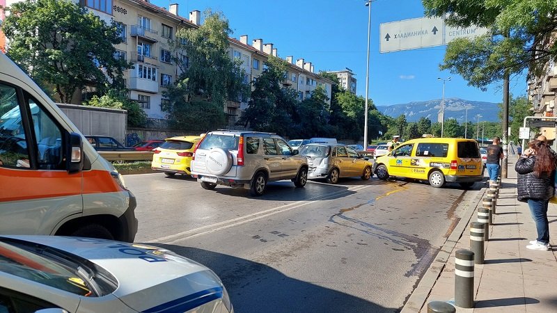 Верижна катастрофа предизвика задръстване при Румънското посолство